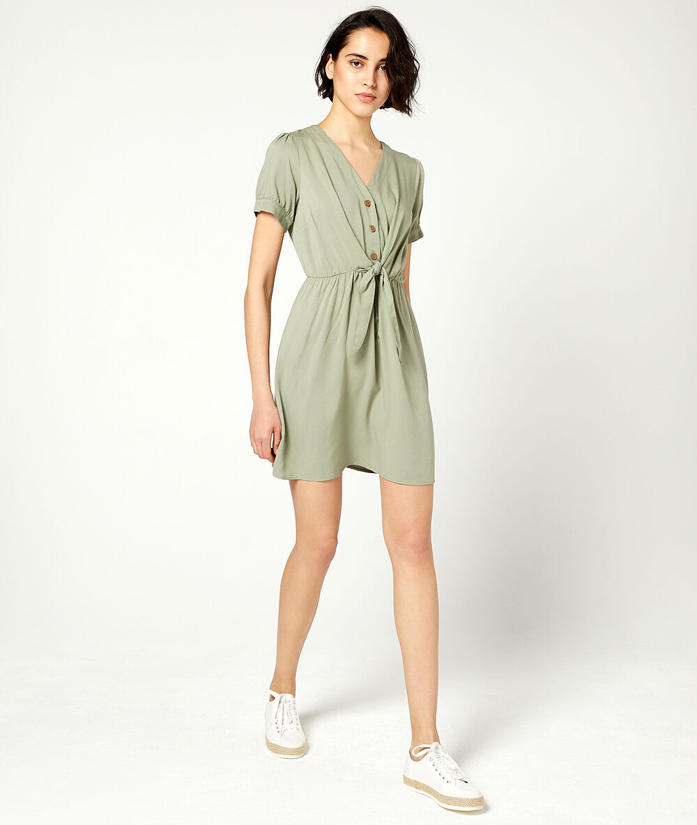 Vestido vaporoso anudado caqui.