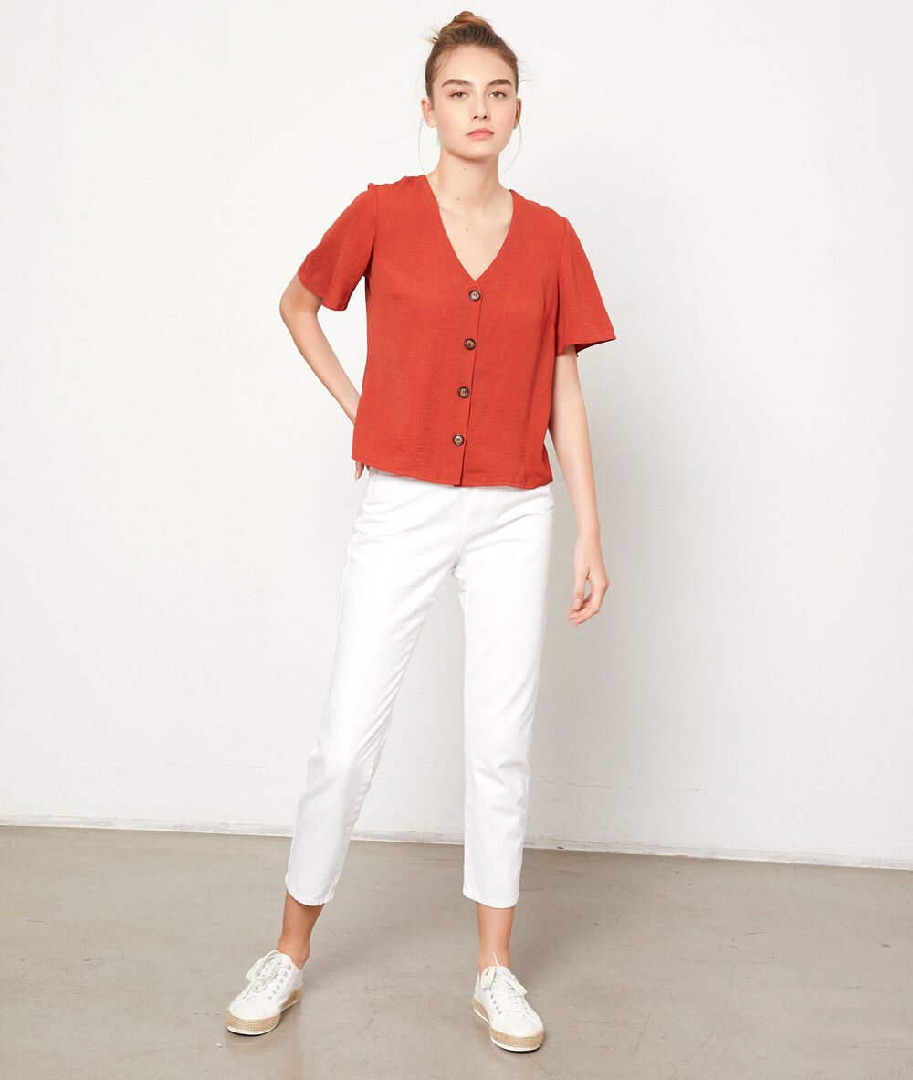 Blusa lisa con botones rojo teja.