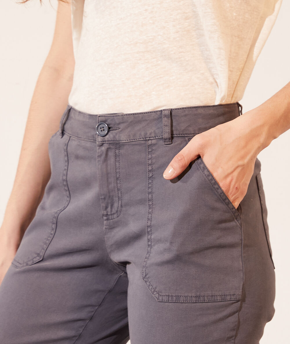 Pantalón cargo carbón.