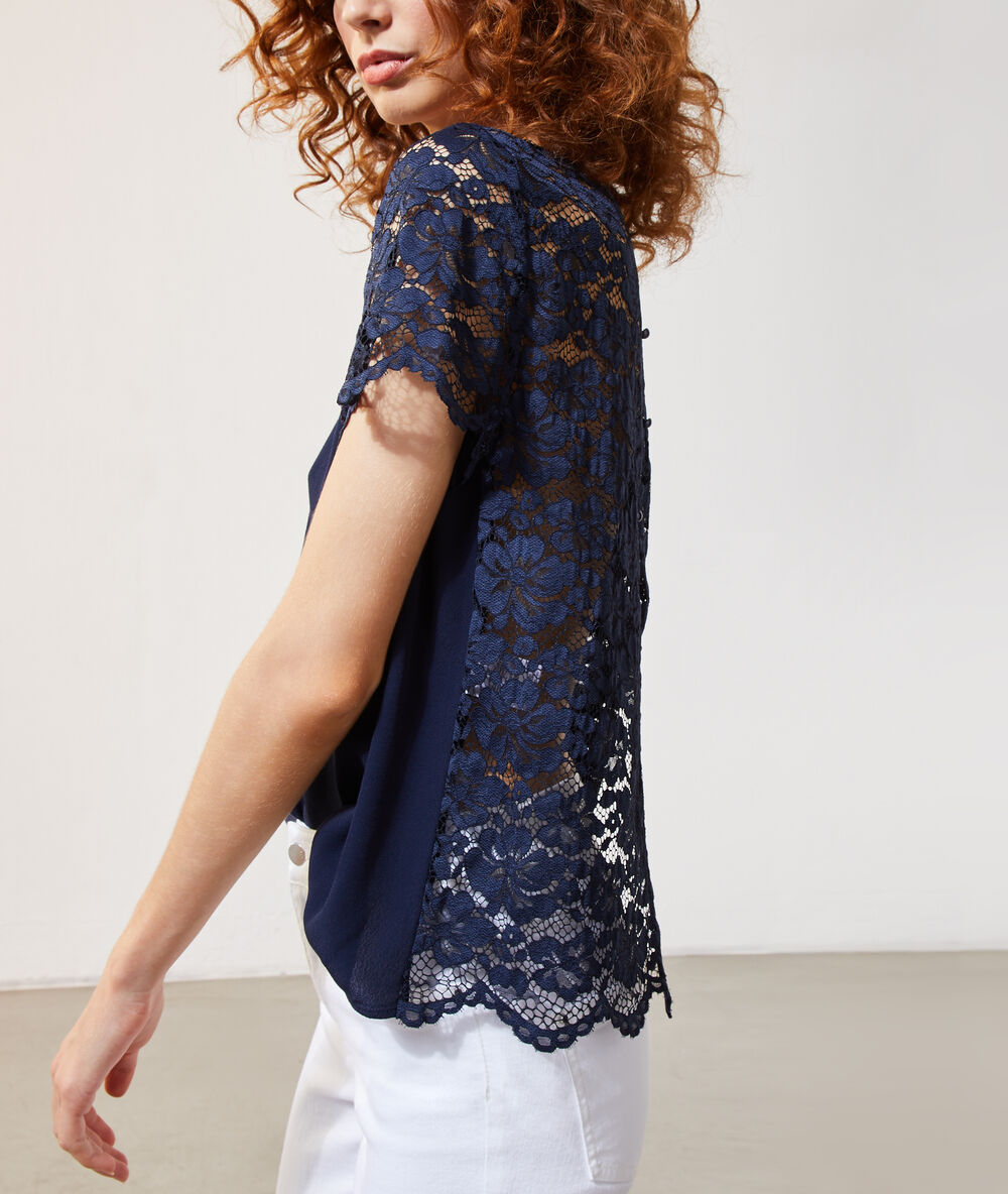 Blusa con mangas de encaje azul marino.