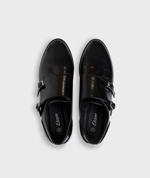 Zapatos con hebillas negro.