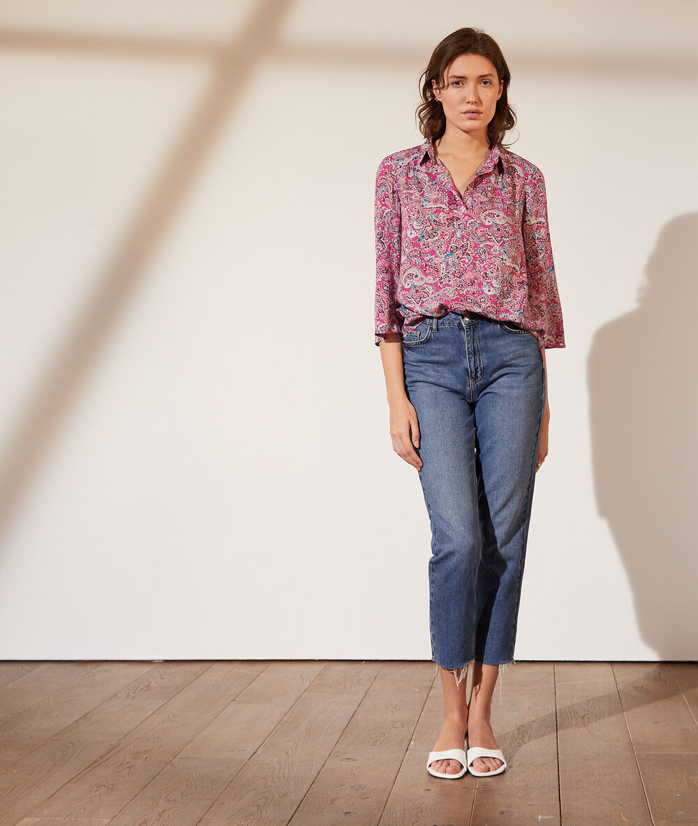 Blusa estampado floral fucsia.