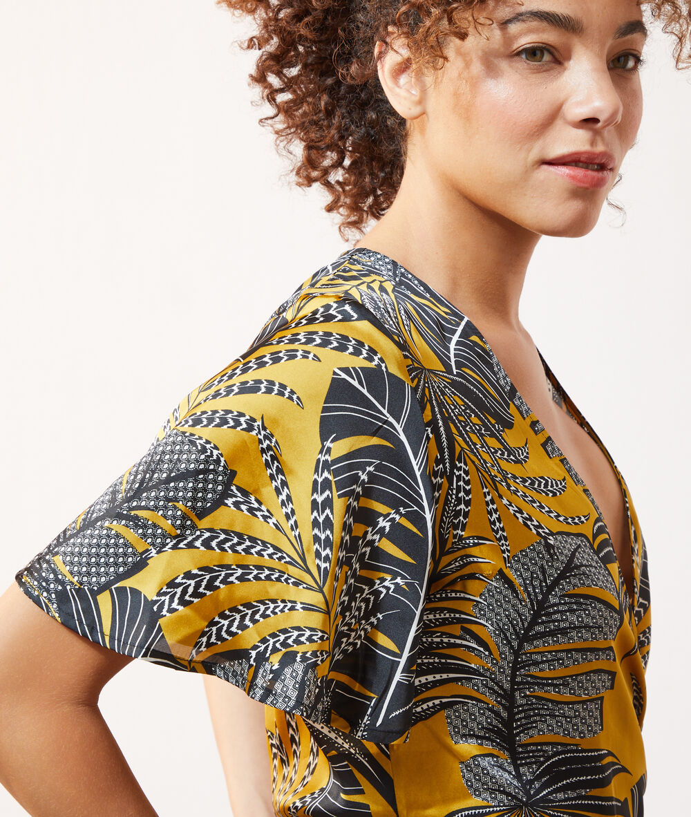 Top estampado hojas oliva.