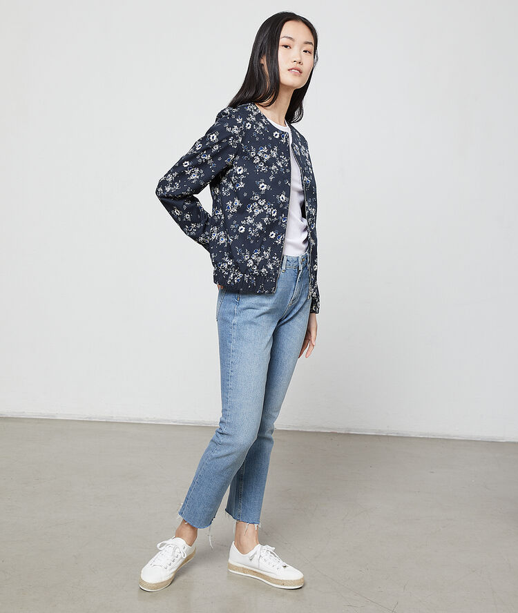Chaqueta estampado floral azul marino.