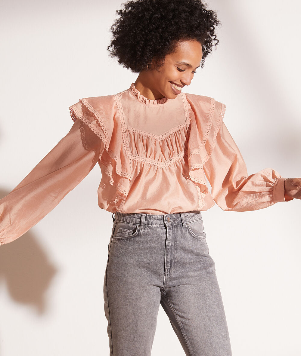 Blusa con volantes melocotón.