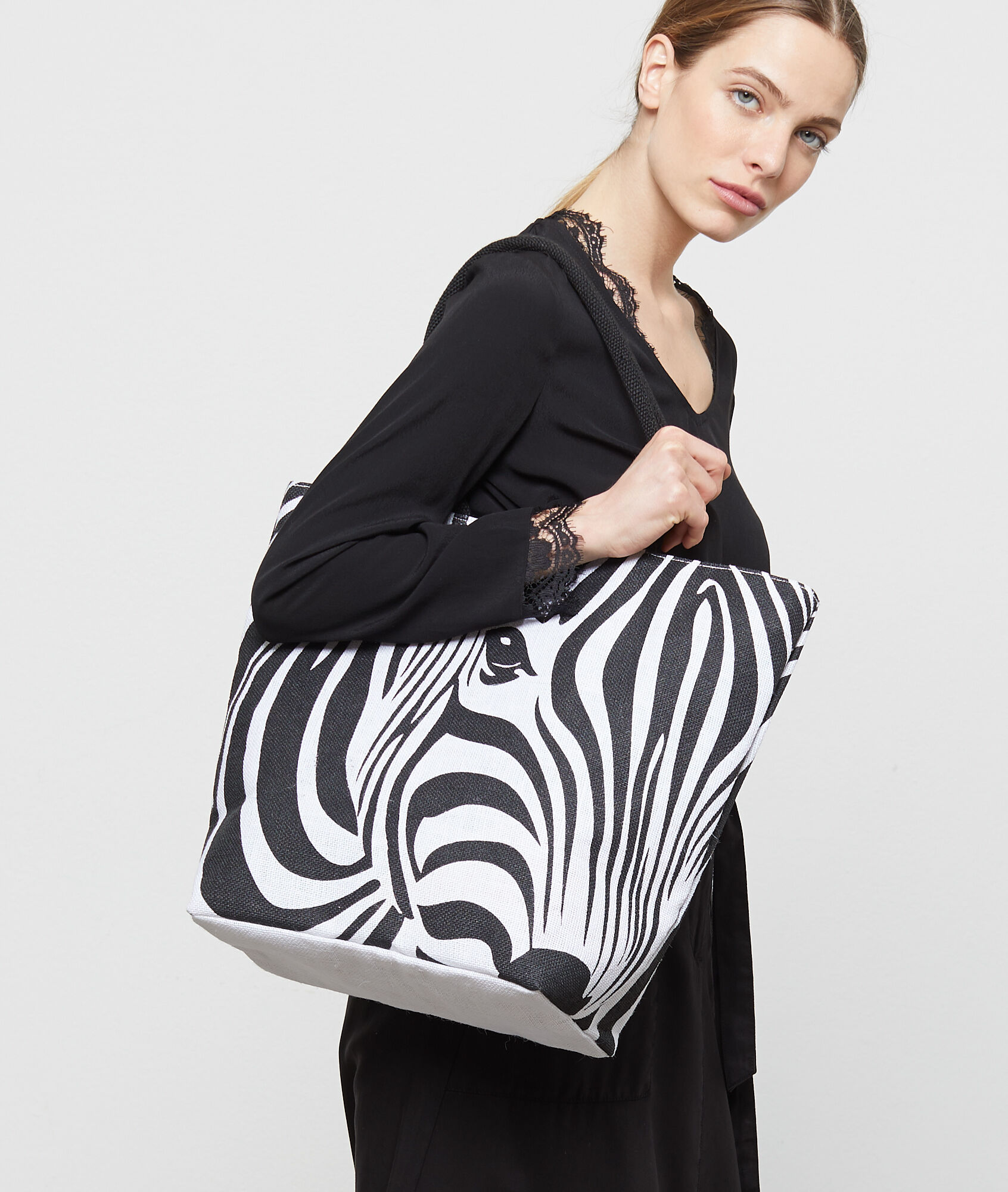 Bolso capazo rectangular Mujer | Mango España Bolso capazo rectangular Mujer | Mango España