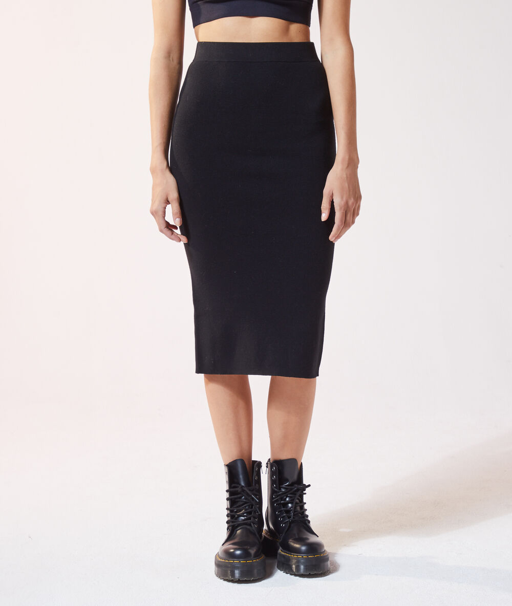 Jupe fendue en maille fine noir.