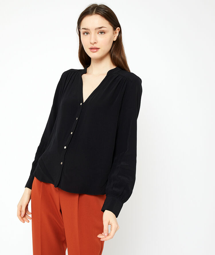 Blusa abotonada negro.