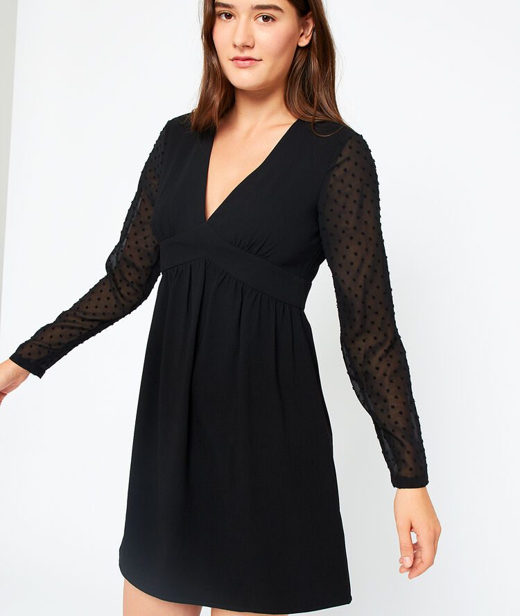 Vestido mangas de plumetis negro.