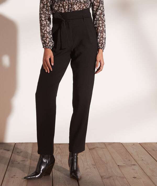 Pantalón zanahoria con lazada Pantalón zanahoria con lazada