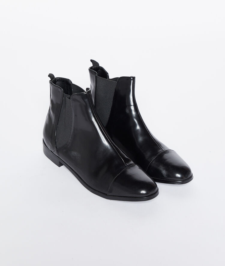 Botines planos efecto charol negro.