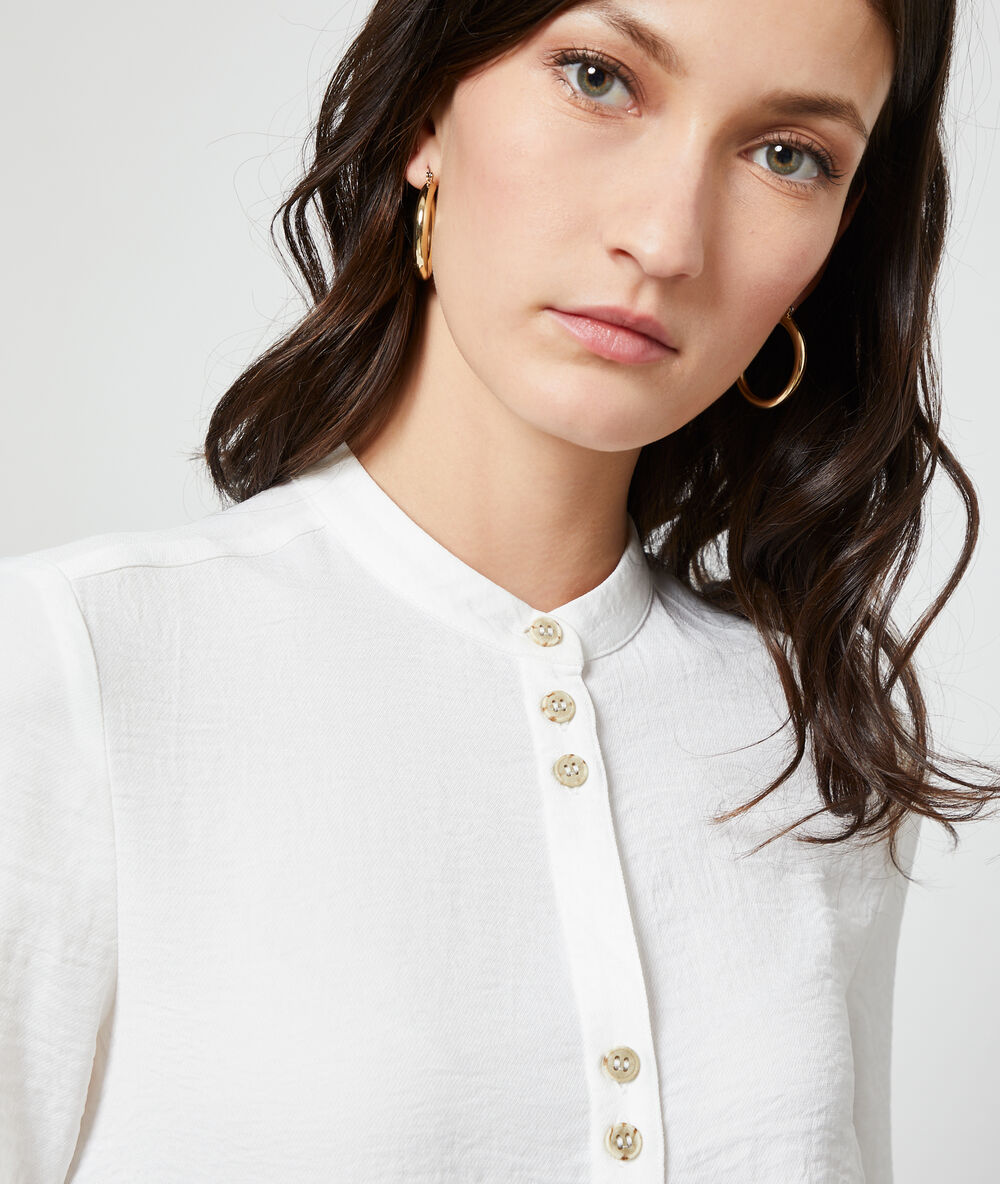 Camisa cuello redondo blanco.