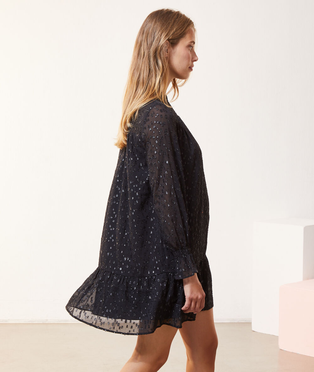 Robe plumetis, manches volants noir.