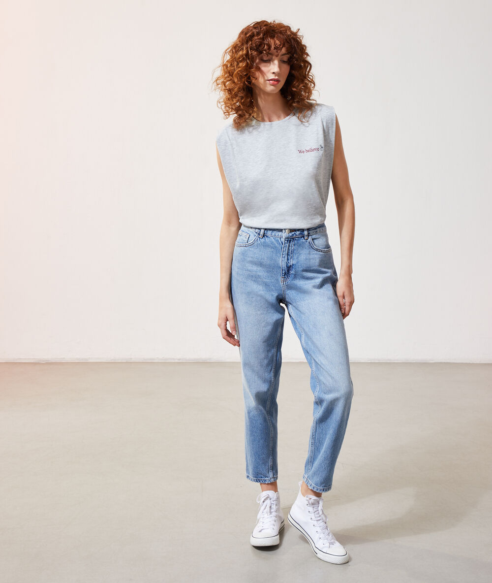 Camiseta con mensaje bordado gris jaspeado.