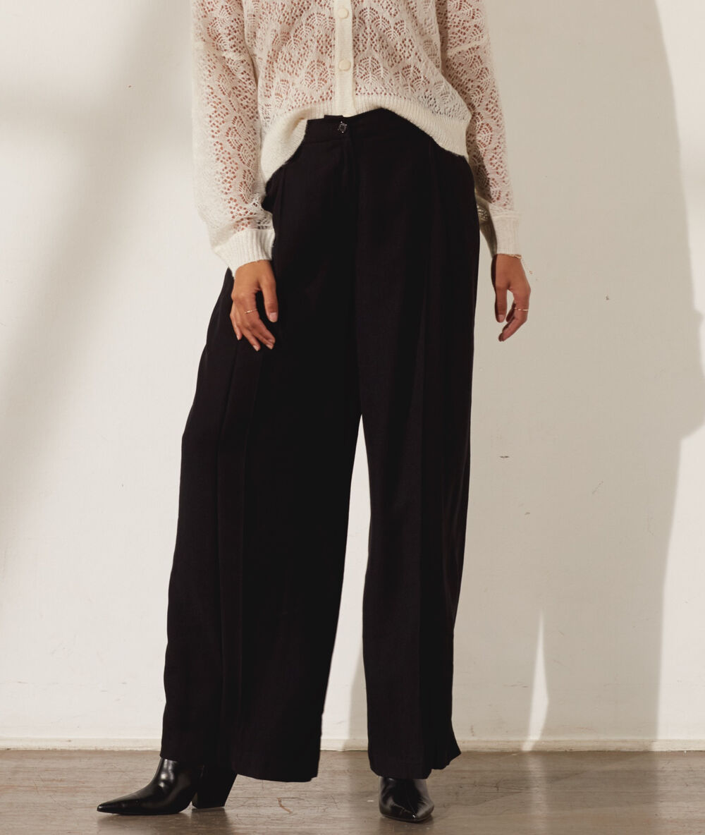 Chaqueta escote en v blanco.