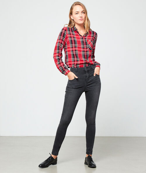 Camisa estampado tartán carmín.