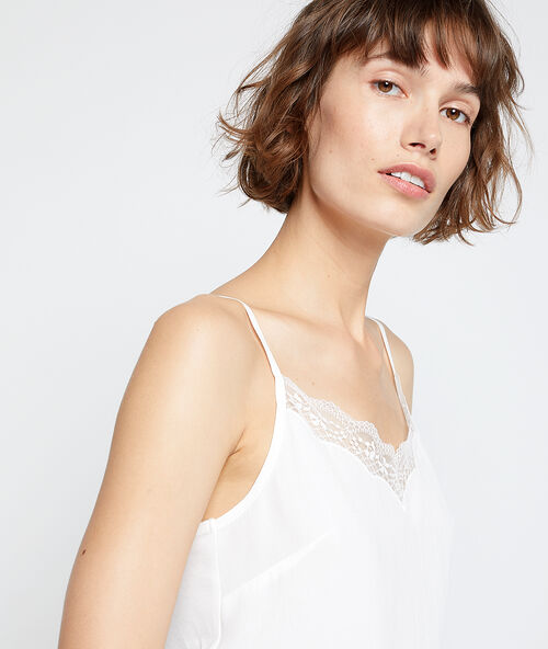 Camisola escotada con encaje crudo.