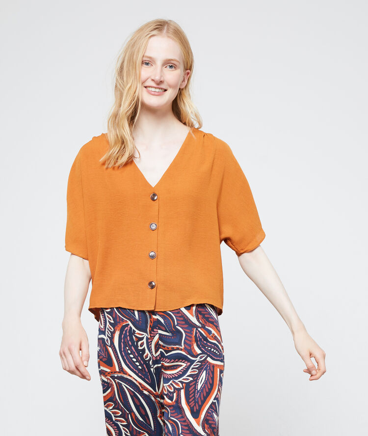 Blusa cuello en v abotonada ocre.
