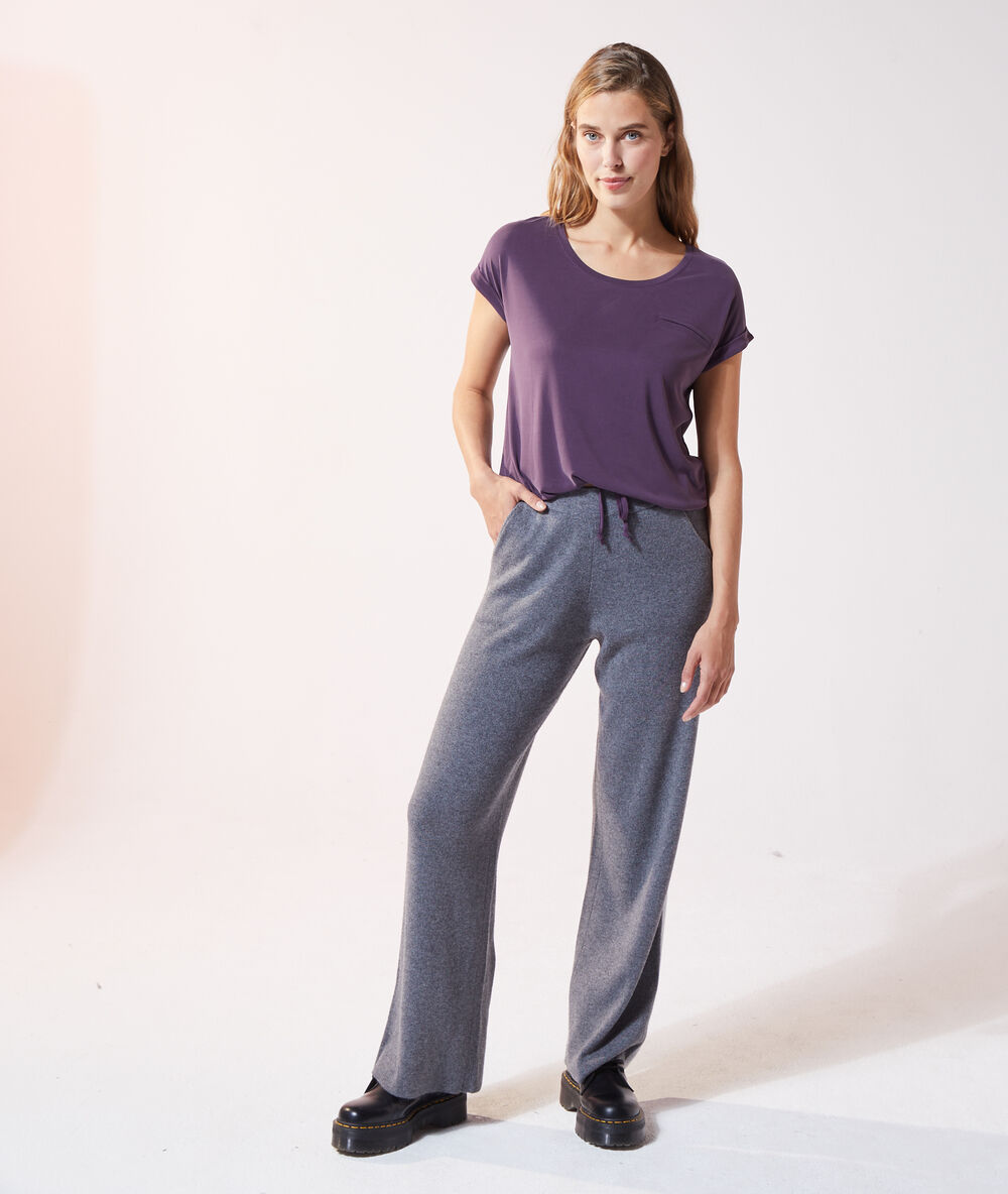 Camiseta con bolsillo prune.