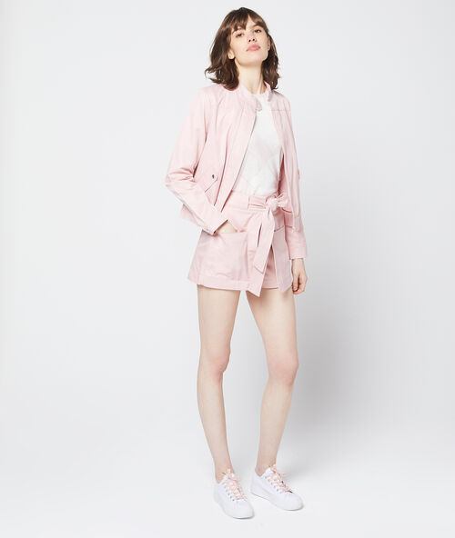 Vestido corto con franjas de encaje rosa.