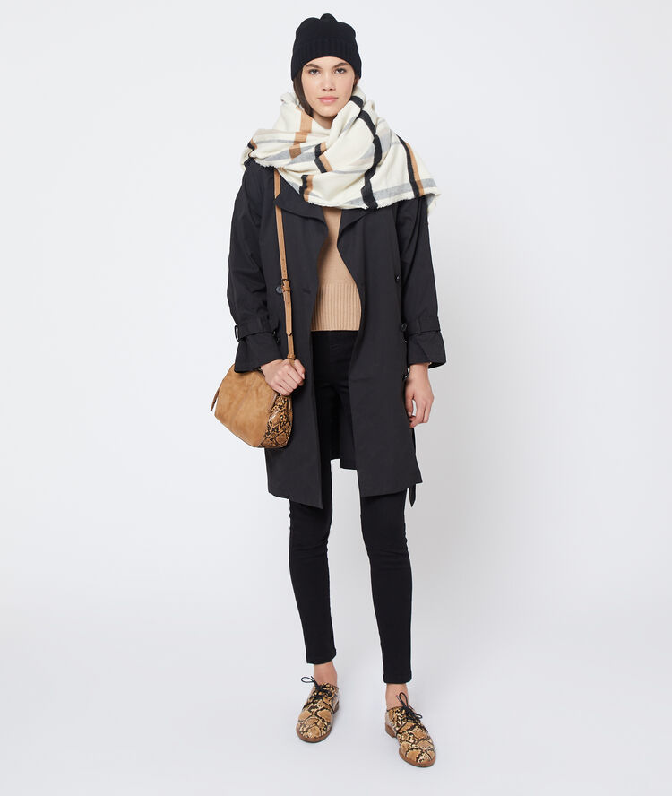 Trench con cinturón negro.