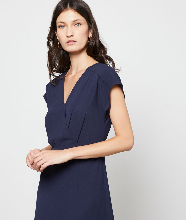 Vestido largo con apertura azul marino.