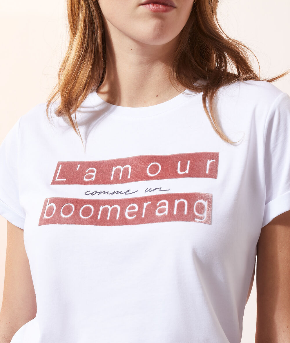 Camiseta con mensaje blanco.