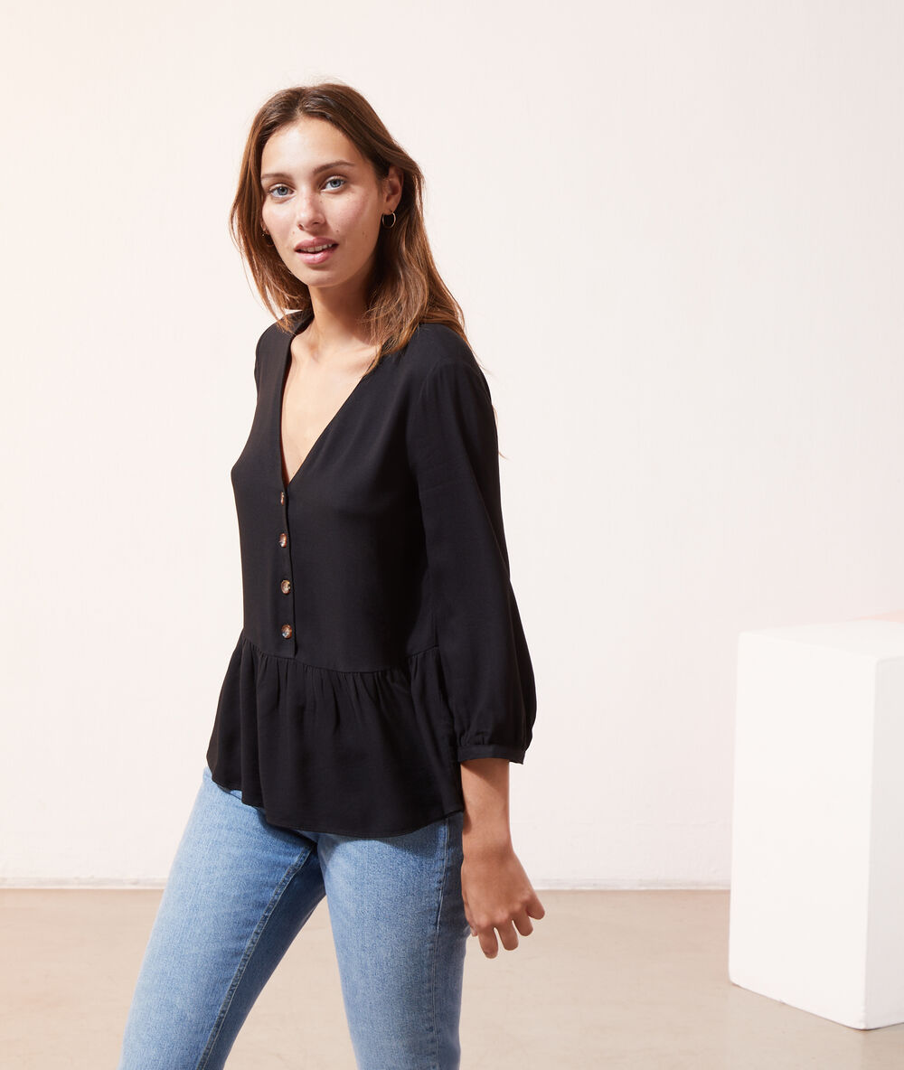 Blusa con volantes y botones negro.