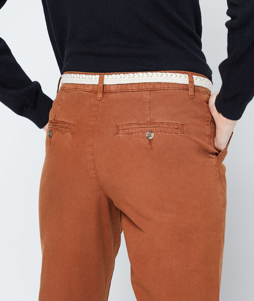 Pantalón chino con cinturón y algodón bio sabana.