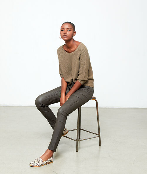 Pull en grosse maille kaki.