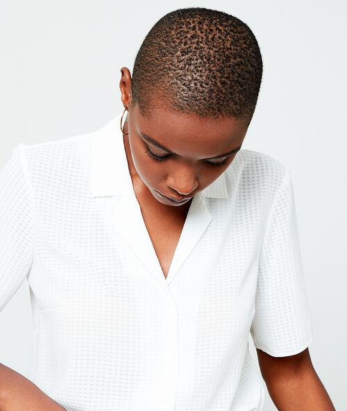 Camisa efecto texturizado crudo.