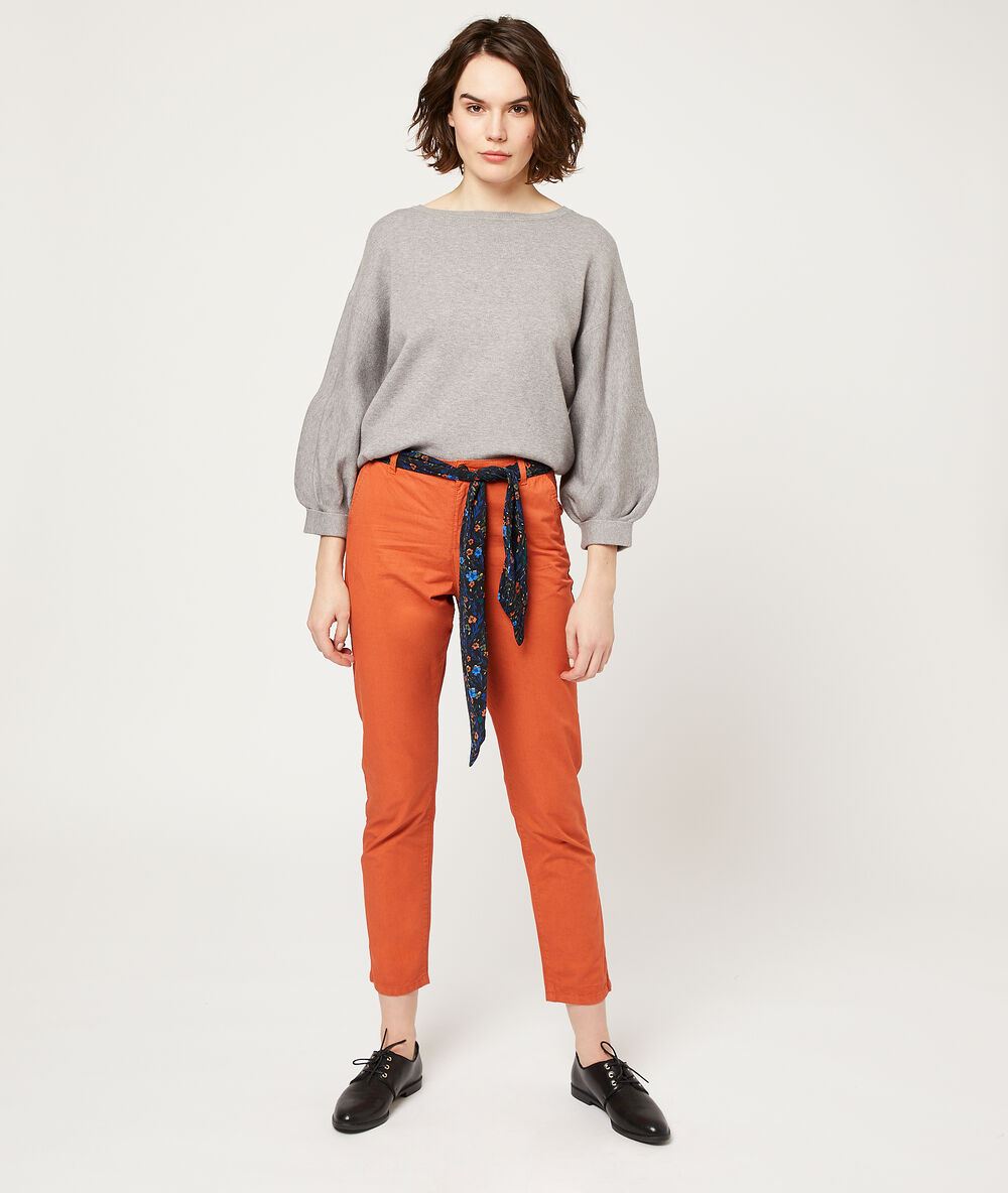 Pantalón recto con cinturón pañuelo tomate.