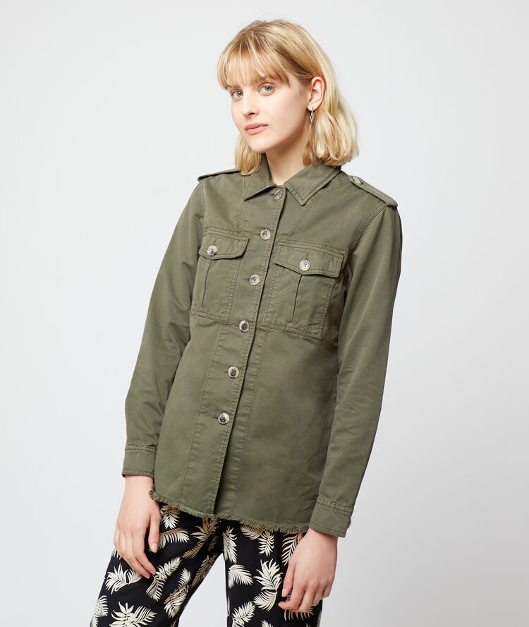 Chaqueta de algodón caqui.