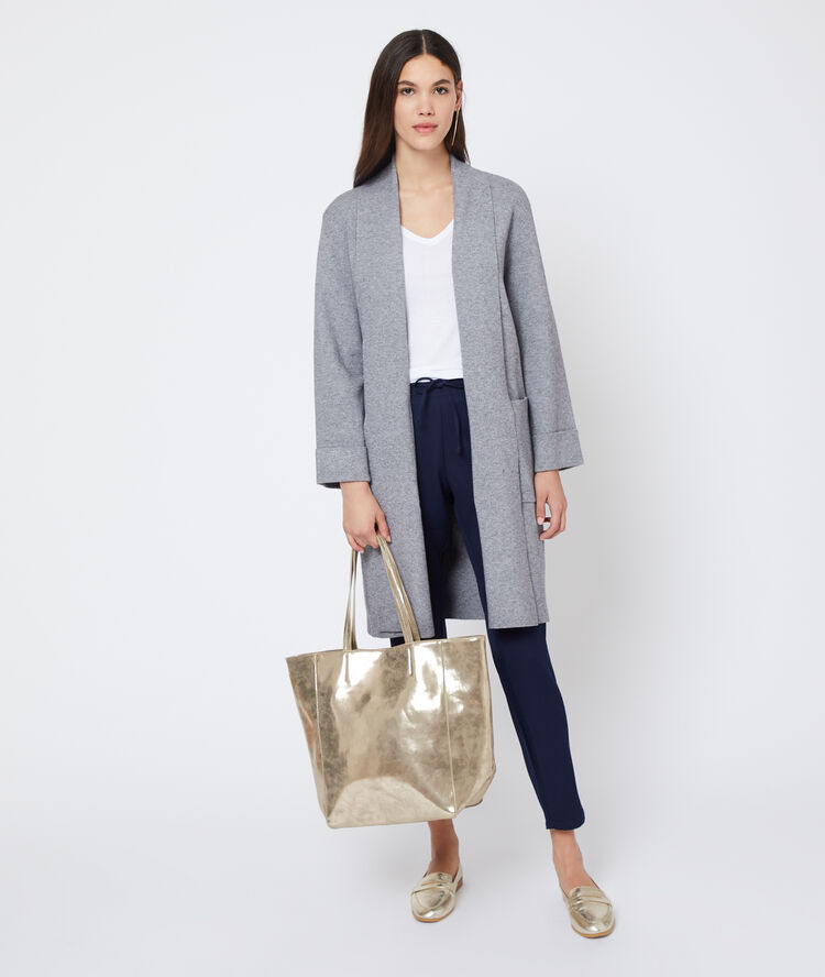 Chaqueta larga de tejido suave gris.