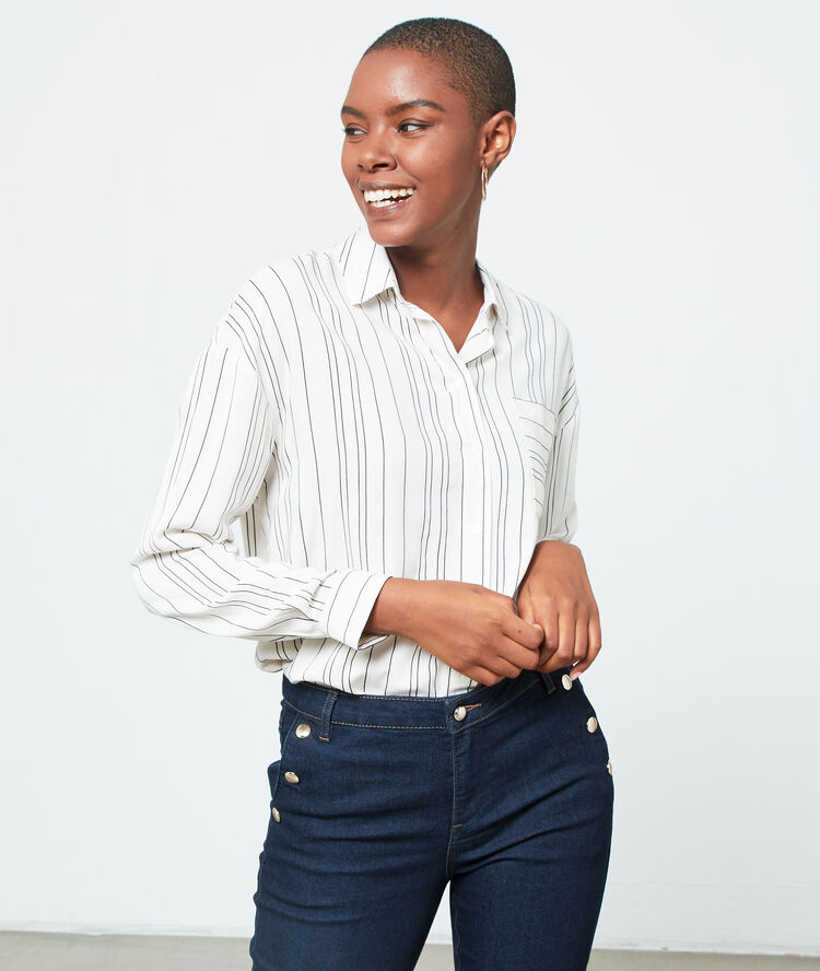 Camisa a rayas crema.
