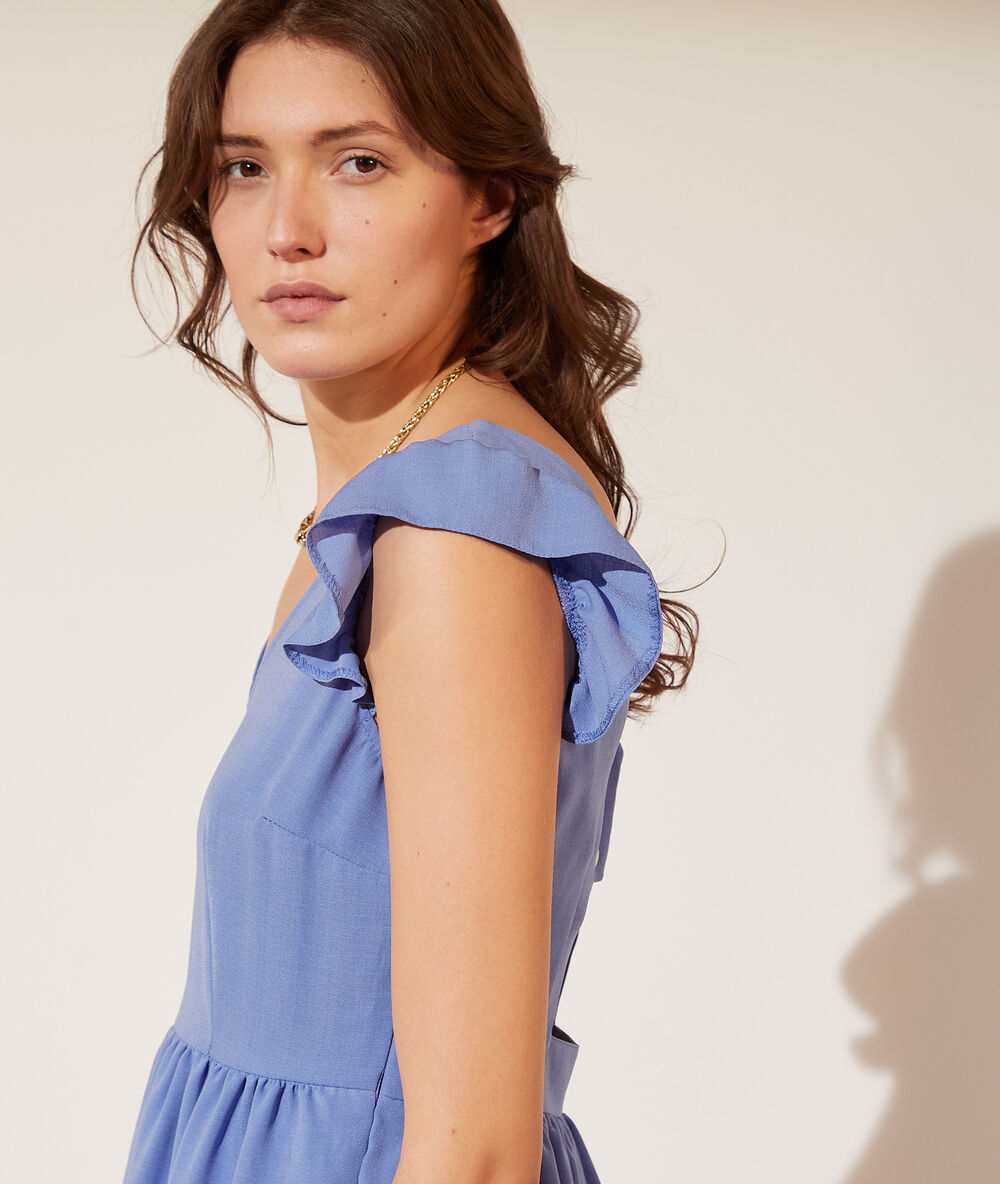 Vestido abertura espalda con volantes azul cielo.