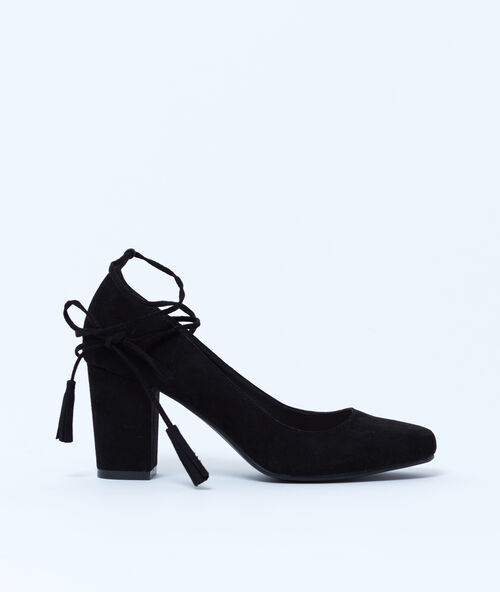 Zapato con lazada negro.