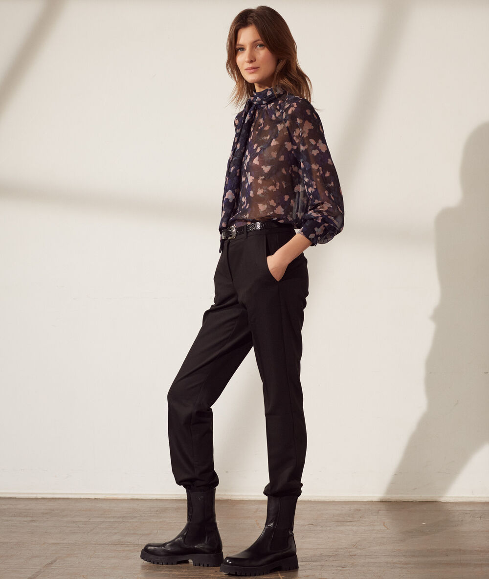 Blouse transparente col lavallière bleu marine.