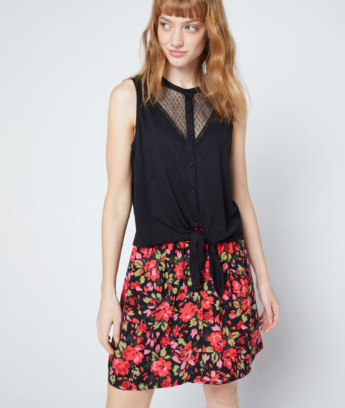 Camiseta escotada en tul negro.