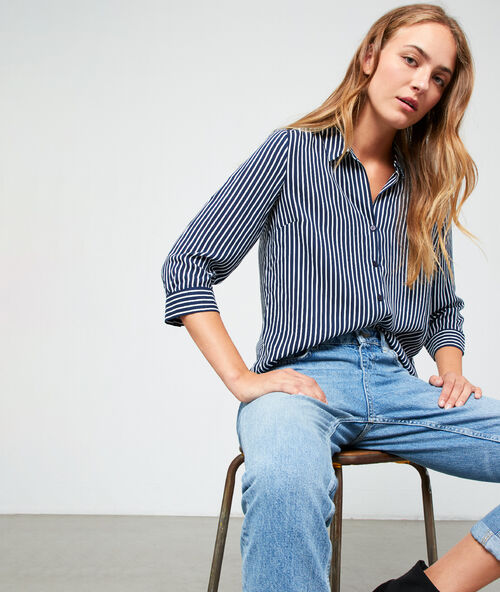 Camisa a rayas azul marino.