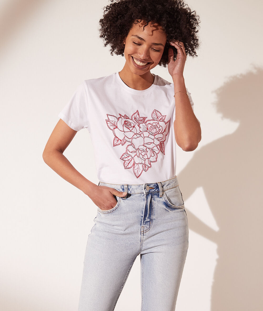 Camiseta bordados florales crudo.