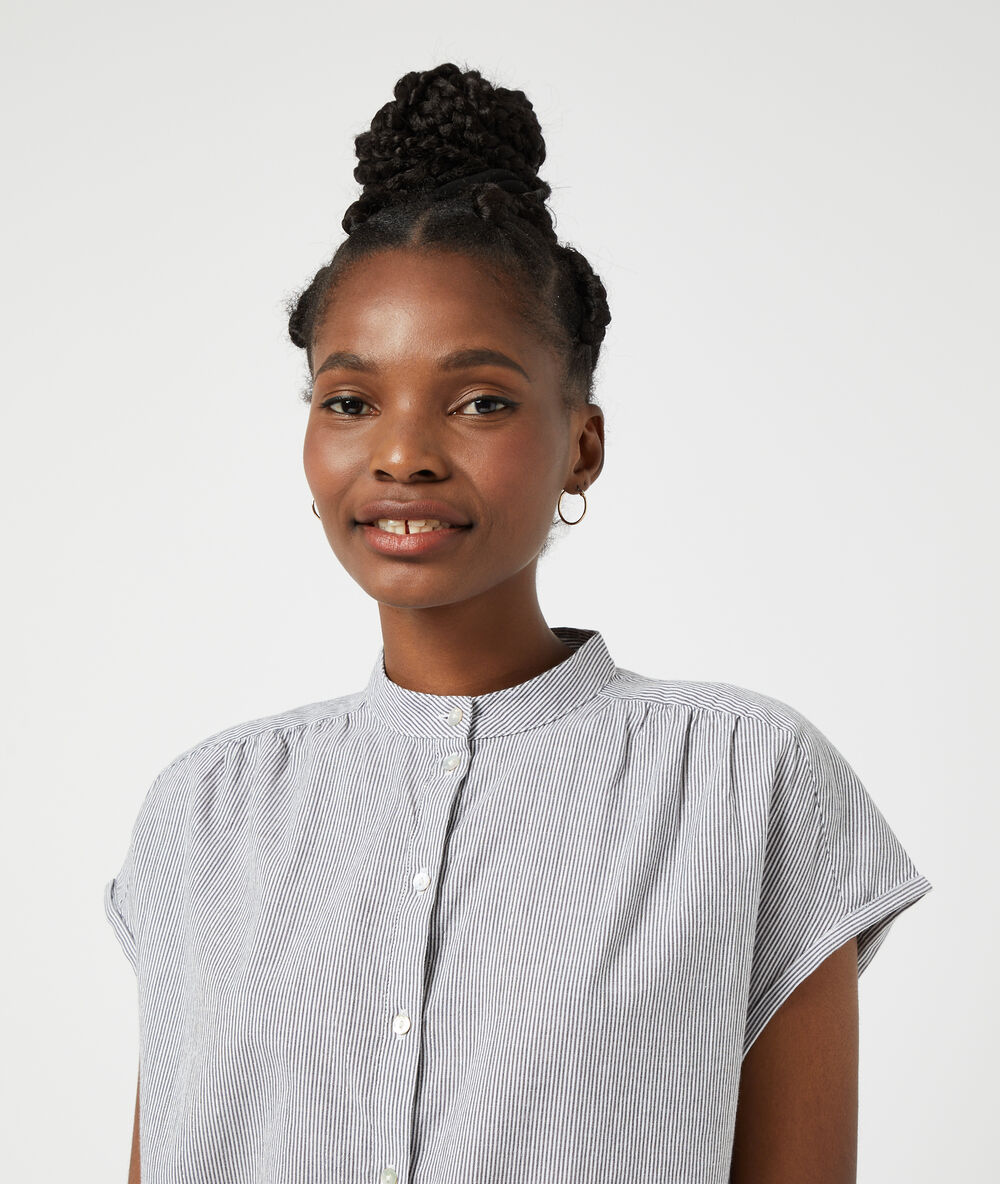 Blusa finas rayas azul marino.