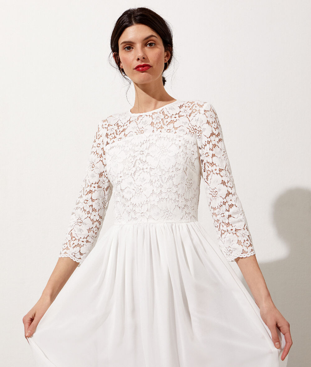 Vestido espalda abierta de encaje floral crudo.