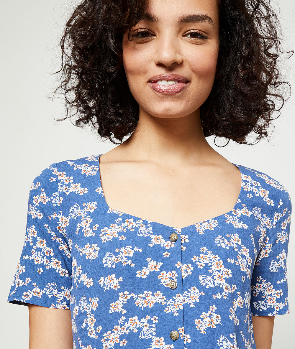 Blusa estampado floral azul.