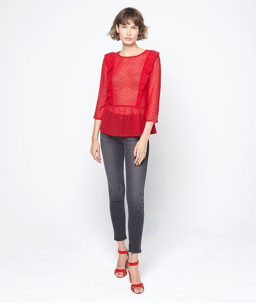 Blusa transparente de plumetis rojo.