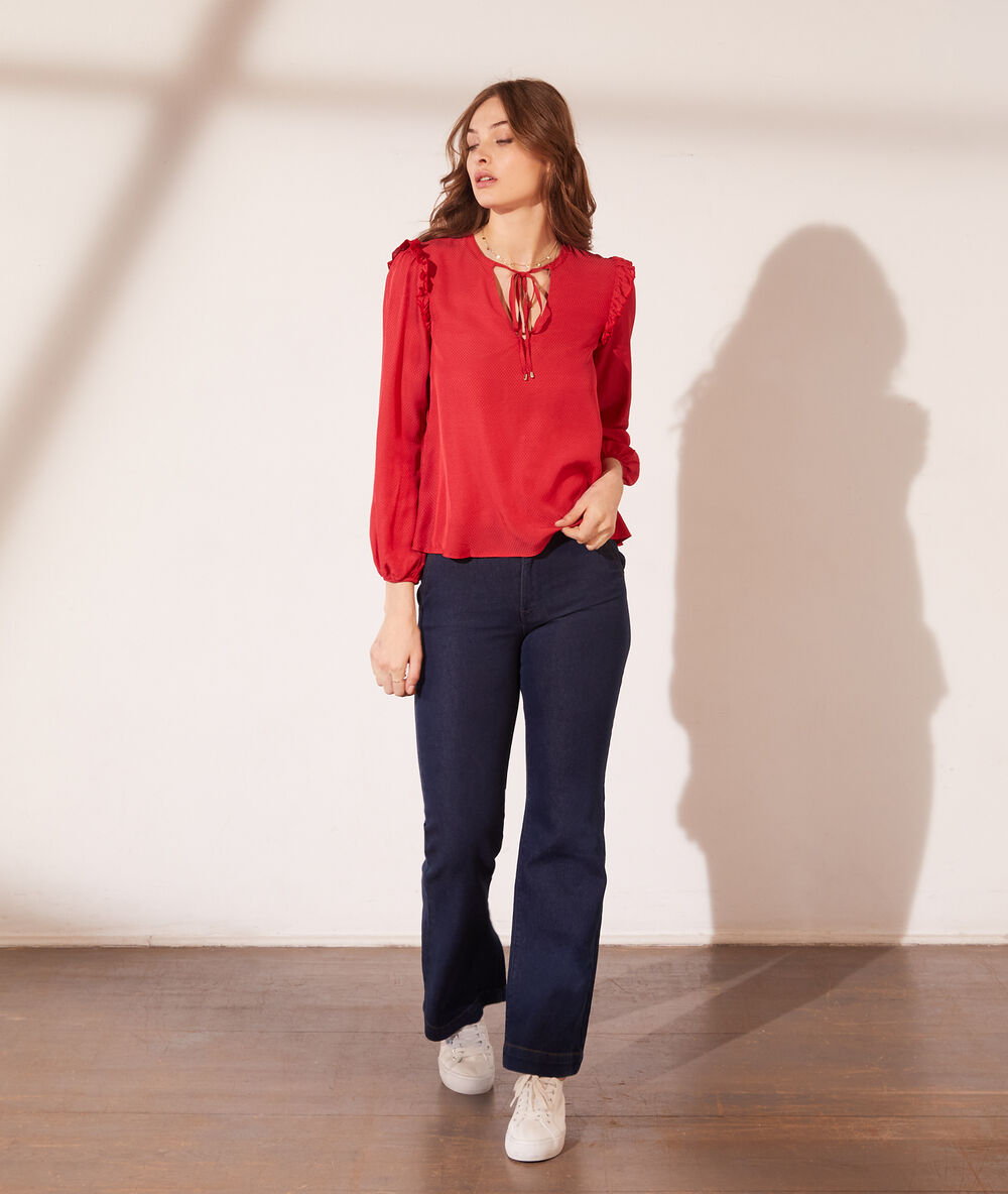 Blusa jacquard satinada con volantes fucsia.