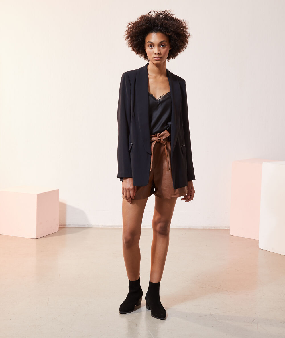 Blazer de corte recto negro.