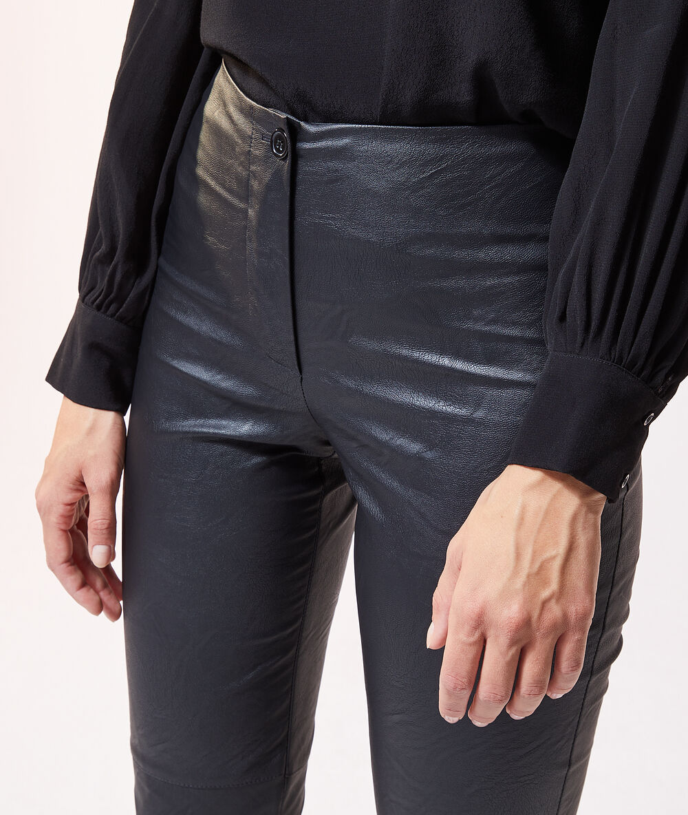 Pantalón efecto piel negro.