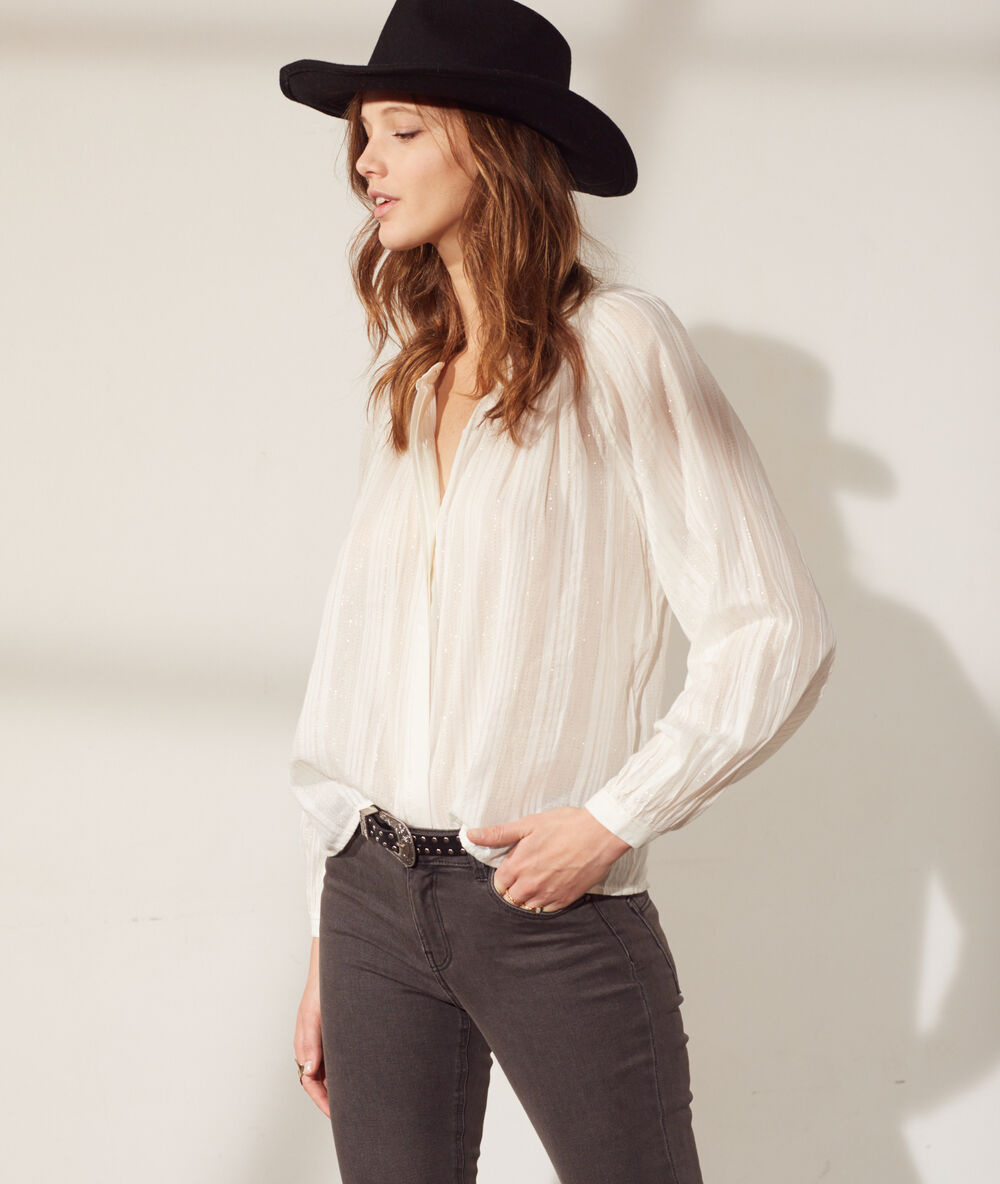 Blusa vaporosa, finas rayas crudo.