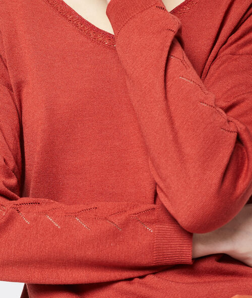 Suéter cuello en v punto fino rojo.